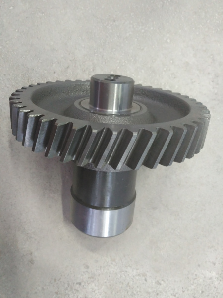 Вал промежуточный делителя КПП КАМАЗ в сборе.