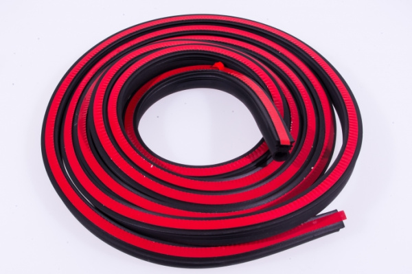 Уплотнитель двери КАМАЗ Евро с клеевой лентой